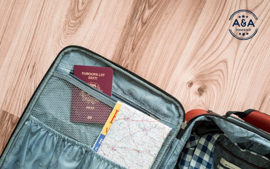 un pasaporte en una maleta abierta